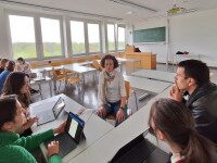 Austausch, Lernen und persönliche Entwicklung im Gruppenprozess Seminar- oder Coachingsituation mit Gruppe in einem hellen Unterrichtsraum