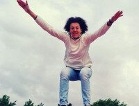 Lebensfreude, Motivation und persönliche Freiheit Frau springt mit ausgestreckten Armen voller Freude in die Luft