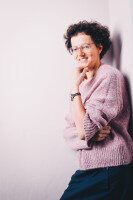 Iris Determann – Coaching, Mediation und persönliche Entwicklung Portrait von Iris Determann in entspannter und freundlicher Haltung