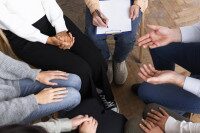 Mediation, Gruppenarbeit und wertschätzende Kommunikation Menschen sitzen im Kreis bei einer moderierten Gesprächs- oder Therapierunde
